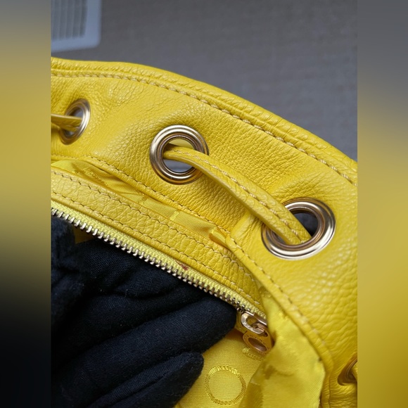 Marc by Marc Jacobs 2 way drawstring leather bag in yellow colour - Picture 8 of 10